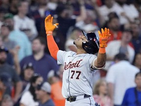 Andy Ibanez des Detroit Tigers célèbre son doublé contre les Astros de Houston lors de la huitième manche du deuxième match d'un match de baseball de la série AL Wild Card, le mercredi 2 octobre 2024, à Houston.