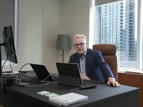 Keith Pelley, président et chef de la direction de Maple Leaf Sports & Entertainment, est assis dans son bureau à Toronto, le mardi 8 octobre 2024.