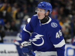 L'ailier gauche du Lightning de Tampa Bay, Cole Koepke, porte un protège-nuque alors qu'il s'échauffe avant un match de hockey de la LNH contre les Bruins de Boston, le lundi 20 novembre 2023, à Tampa, en Floride.