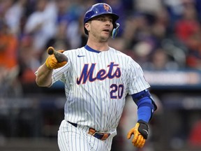 Pete Alonso des Mets lance sa batte alors qu'il regarde son home run traverser le mur droit du terrain contre les Phillies lors de la deuxième manche du troisième match de la série éliminatoire de la Ligue nationale à New York, le mardi 8 octobre 2024.