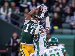 Marcus Sayles (8) des Roughriders de la Saskatchewan tente d'arrêter Dillon Mitchell (17) des Elks d'Edmonton alors qu'il réussit à attraper le ballon lors de la première mi-temps de la LCF à Edmonton, le samedi 5 octobre 2024.