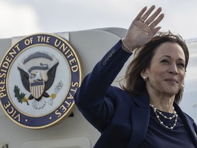 La vice-présidente Kamala Harris, candidate démocrate à la présidentielle, salue alors qu'elle monte à bord d'Air Force Two à l'aéroport international LaGuardia, le mercredi 9 octobre 2024, à New York.