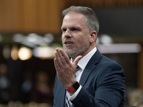 Le ministre de la Santé, Mark Holland, se lève pendant la période des questions, à Ottawa, le 16 septembre 2024.