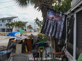 Les débris laissés par l'ouragan Helene sont entassés dans la rue devant les maisons avant l'arrivée prévue de l'ouragan Milton au milieu de cette semaine à Treasure Island, en Floride, le 7 octobre 2024.