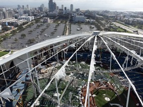 Une image prise par un drone montre le dôme du Tropicana Field qui a été arraché à cause de l'ouragan Milton à Saint-Pétersbourg, en Floride, le 10 octobre 2024.