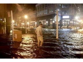 Les eaux de montée subite inondent une rue de la région de Sarasota à Fort Myers, en Floride, le 9 octobre.