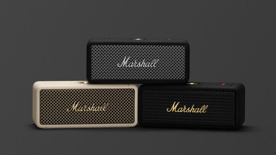 Trois enceintes Bluetooth Marshall Emberton II empilées les unes sur les autres dans une pyramide. Fond gris foncé.