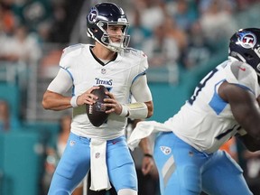 Le quart-arrière des Titans du Tennessee, Mason Rudolph, vise une passe lors de la première moitié d'un match de football de la NFL contre les Dolphins de Miami, le lundi 30 septembre 2024, à Miami Gardens, en Floride.