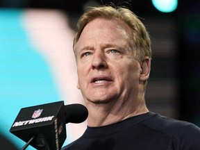 Le commissaire de la NFL, Roger Goodell, s'exprime lors du repêchage de football de la NFL à Cleveland, le 1er mai 2021.