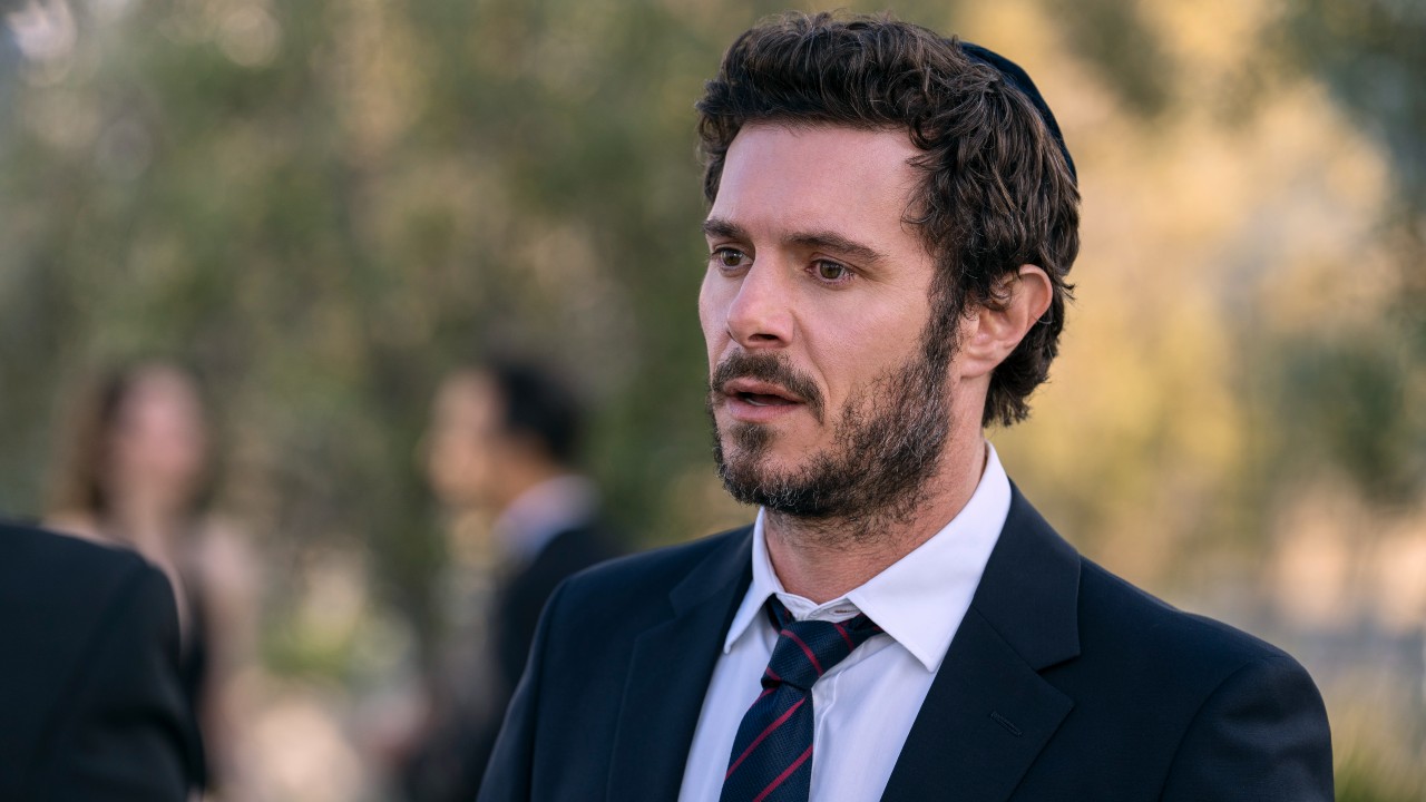 Adam Brody a l'air très inquiet.