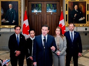 Le chef conservateur Pierre Poilievre s'exprime dans le foyer de la Chambre des communes sur la Colline du Parlement à Ottawa, le mardi 8 octobre 2024.