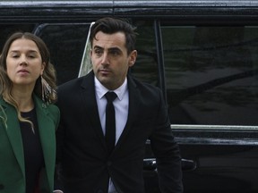 Le musicien canadien Jacob Hoggard et son épouse, Rebekah Asselstine, arrivent au tribunal de Toronto le 6 octobre 2022.