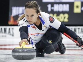 La capitaine de l'équipe Homan, Rachel Homan, lance une pierre contre l'équipe Skrlik lors de la finale de curling féminin au PointsBet Invitational à Calgary, en Alberta, le dimanche 29 septembre 2024.