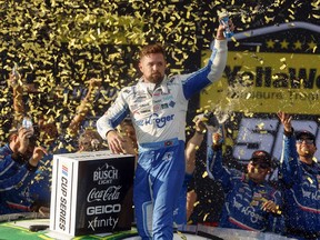 Le pilote Ricky Stenhouse Jr. célèbre à Victory Lane après une course automobile NASCAR Cup Series au Talladega Superspeedway, le dimanche 6 octobre 2024, à Talladega, en Alabama.