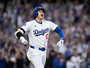 Shohei Ohtani des Dodgers de Los Angeles célèbre un home run de trois points lors de la deuxième manche contre les Padres de San Diego lors du premier match de la Division Series au Dodger Stadium le 5 octobre 2024 à Los Angeles, en Californie.