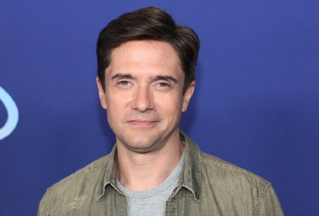 Topher Grace au casting de la série Netflix « The Waterfront » de Kevin Williamson