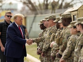 L'ancien président Donald Trump, candidat républicain à la présidentielle, salue les membres de la Garde nationale à la frontière américano-mexicaine, le 29 février 2024, à Eagle Pass, Texas.