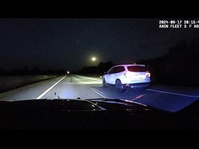 Cette image tirée des images d'une caméra de tableau de bord de la police fournie par la patrouille d'État du Minnesota montre un soldat du Minnesota dépassant Sam Dutcher, 18 ans, après que la Honda Pilot qu'il conduisait a commencé à accélérer à plus de 100 milles à l'heure dans l'ouest du Minnesota, mardi 19 septembre. 17, 2024.