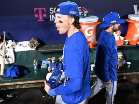 Bobby Witt Jr. des Royals de Kansas City célèbre dans l'abri après que son équipe a battu les Orioles de Baltimore lors du deuxième match de la série Wild Card à Oriole Park à Camden Yards le 2 octobre 2024 à Baltimore, Maryland.