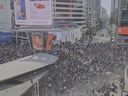 Capture d'écran d'une vidéo réalisée par Jon Fraser, un Torontois, montrant une foule à Yonge et Dundas Square chantant pour 