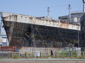 Une personne passe devant le SS United States amarré sur le fleuve Delaware à Philadelphie, le 4 septembre 2024.