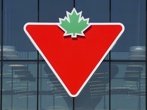 Un logo Canadian Tire est affiché sur un magasin à Ottawa le vendredi 11 août 2023.