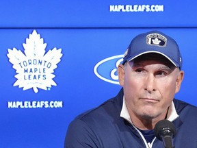 L'entraîneur-chef des Maple Leafs, Craig Berube, s'adresse aux médias lors d'une conférence de presse au début du camp d'entraînement de l'équipe à Toronto, le mercredi 18 septembre 2024.