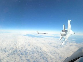 Le 23 septembre 2024, image tirée d'une vidéo, un F-16 de l'US Air Force opérant sous la direction du Commandement de la défense aérospatiale de l'Amérique du Nord, effectue une interception de routine d'un avion russe Tu-95 dans la zone d'identification de la défense aérienne de l'Alaska ( ADIZ) lorsque le NORAD a déclaré qu'un avion russe Su-35 effectuait une manœuvre dangereuse dirigée vers le F-16.