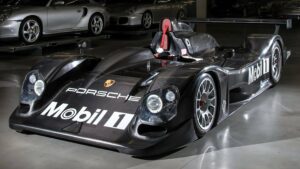 Revivez le rugissement du prototype V10 de Porsche au Mans, un hommage à 25 ans d'attente.