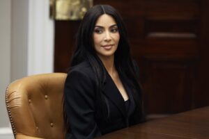 Kim Kardashian transforme son style pour adopter une apparence plus professionnelle en vue de l'examen du barreau