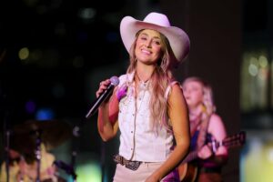 Lainey Wilson dévoile les secrets de sa tournée "Country's Cool Again" (Exclusif)