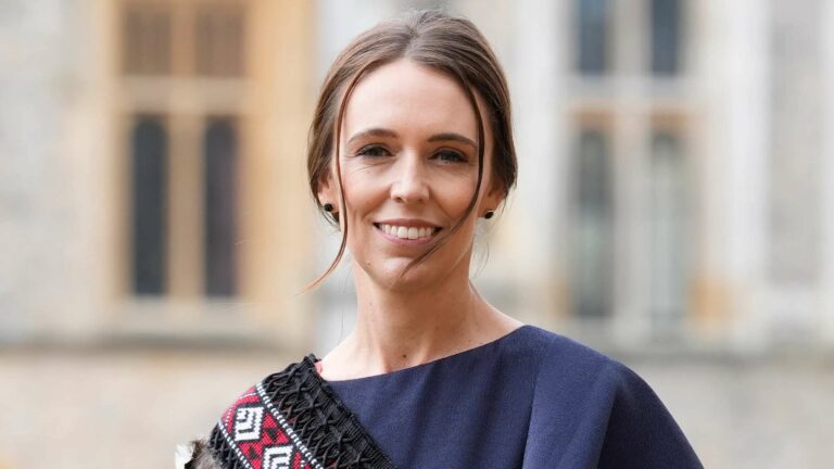 Jacinda Ardern, ardente républicaine, montre un paradoxe choquant en recevant un prix royal de la part du roi.