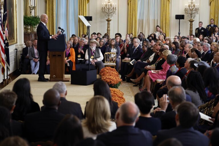 Joe Biden applaudi lors de la remise de la Médaille nationale des arts pour sa promotion d'une présidente femme "pour faire avancer les choses" - Actualités