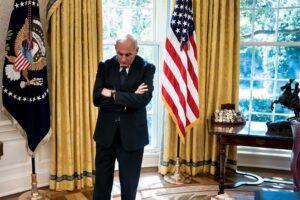 John Kelly affirme que Trump incarne le fascisme, mais reste silencieux sur le soutien à Harris.