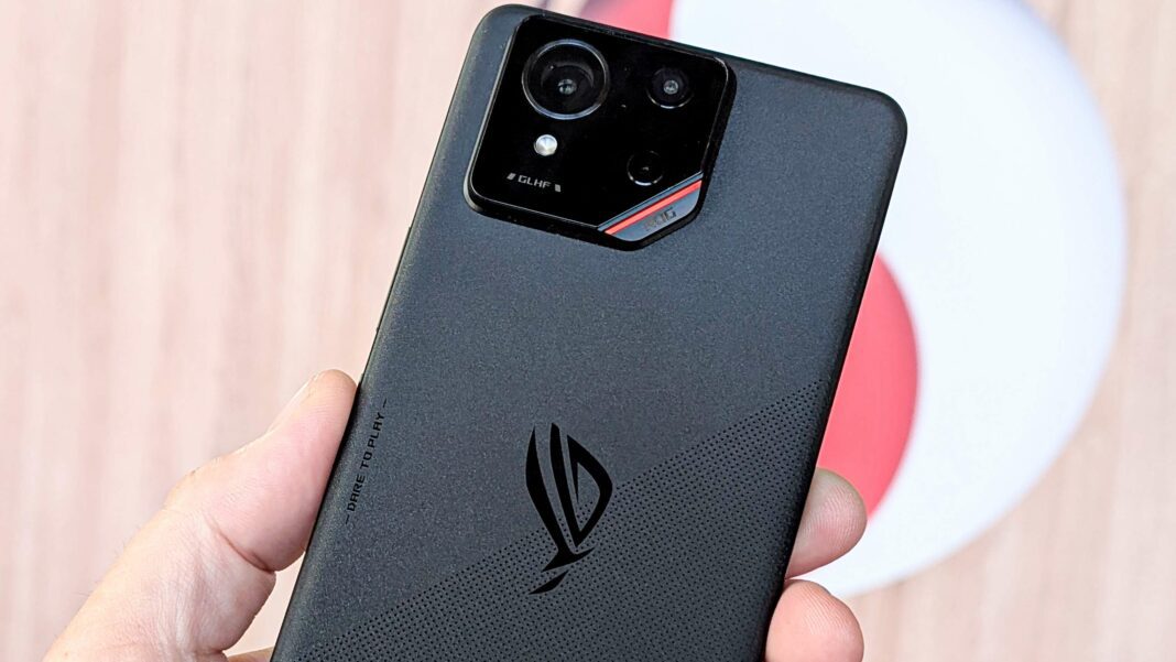 Le ROG Phone 9 présente des similarités marquées avec son prédécesseur, le ROG Phone 8