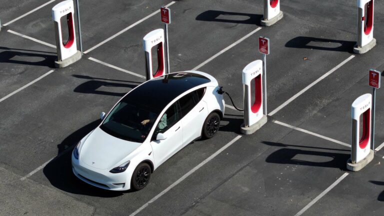 Tesla dévoile des modèles de voitures électriques à prix réduit, tandis qu'Elon alimente la spéculation sur le tarif de 25 000 $.