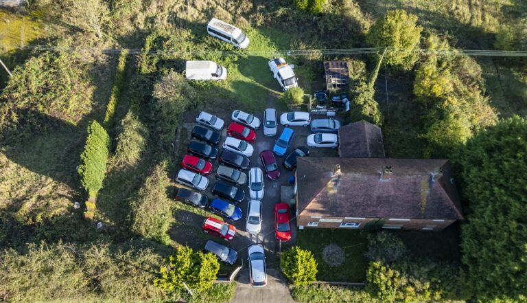 Je suis propriétaire du "Ford Fiesta Land" au Royaume-Uni, situé près de la M5, menacé de destruction par la municipalité, mais je refuse de les laisser agir.