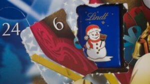 Pour les fêtes, un détaillant propose un calendrier de l'Avent Lindt en chocolat mesurant 1,50 mètre - et l'engouement des clients est palpable.