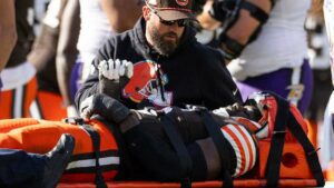 NFL : Daniels réalise un Hail Mary époustouflant, choc suite à une blessure cervicale