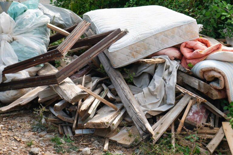 Une vieille dame distrayante se débarrasse de son matelas usé avant de réaliser qu'il renfermait 42 000 £ en liquide.