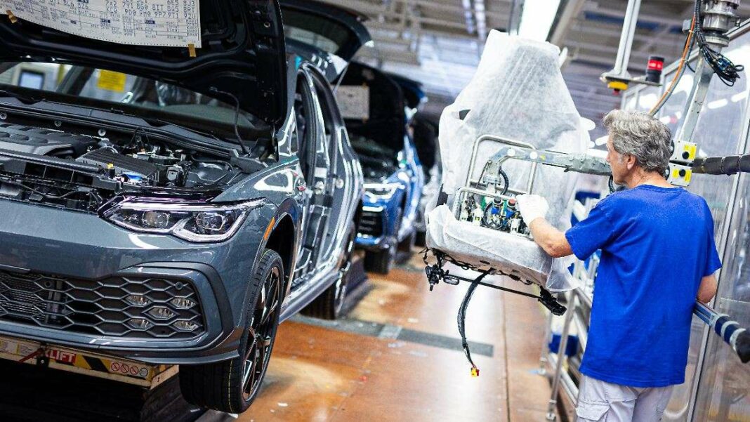 Volkswagen Envisage une Réduction des Salaires de 10 %: Impact sur les Employés et Négociations à Venir