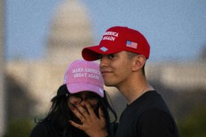 Comment Trump a séduit les jeunes électeurs grâce à la stratégie du « chuchotement amical »