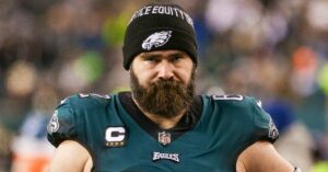 Découvrez la fortune de Jason Kelce : Les secrets de la réussite financière du frère de Travis Kelce