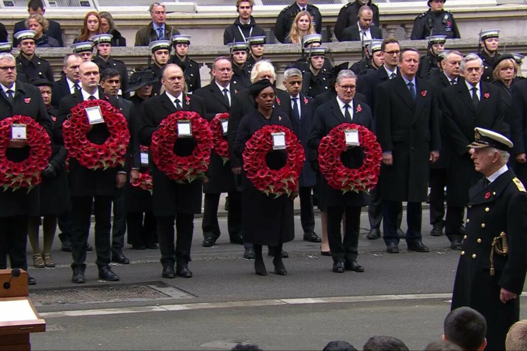 Le roi Charles conduit une minute de silence en mémoire des soldats britanniques lors du dimanche du Souvenir