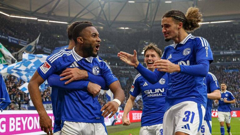 Schalke 04 renverse le leader du classement avec une victoire surprenante