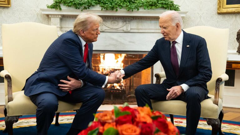 Biden et Trump échangent une poignée de main et des félicitations à la Maison Blanche, le président élu évoque les défis de la politique