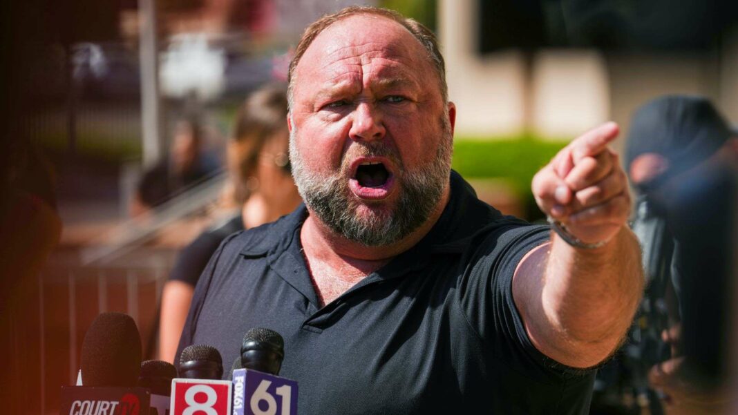 L'Onion acquiert InfoWars pour en faire une parodie de son ancienne version