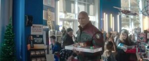 Dwayne Johnson et Chris Evans : le film d'action de Noël 'Red One' débute avec 30 à 33 millions de dollars au box-office du vendredi soir, un budget de plus de 200 millions de dollars.