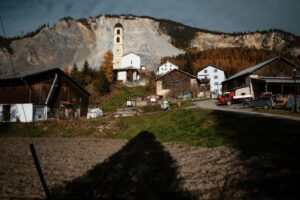 Adieu à un village : entre bravoure face à la montagne et crainte de l'incertitude à venir