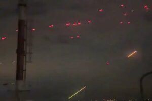 Moment captivant : les canons anti-aériens ukrainiens illuminent le ciel en repoussant une attaque de drones russes sur Odesa.